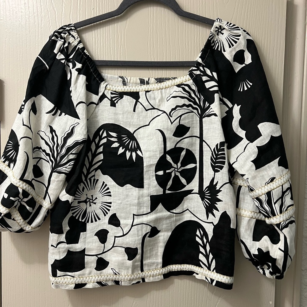 Nicole Miller cute top. Size S